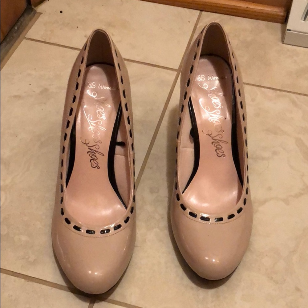 Super cute Beige with black wedges!